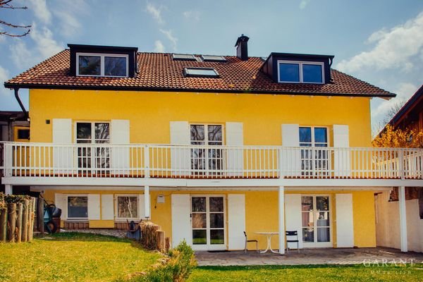 Haus-vorne-tarasse-treppe-gartne-hinten