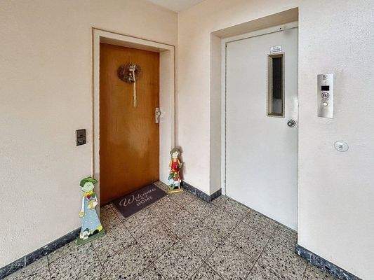 Treppenhaus und Aufzug