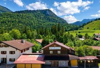 Frontansicht mit Bergpanorama
