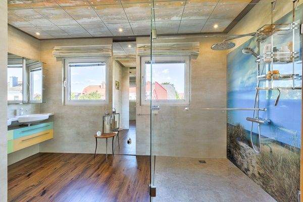 Große bodentiefe Dusche