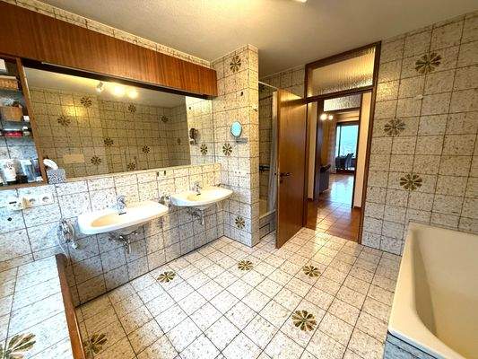 Das Badezimmer bietet viel Platz & Licht