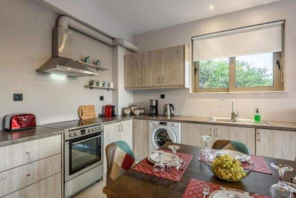 Kreta, Stalos: 2 unabhängige Wohnungen in Strandnähe zu verkaufen