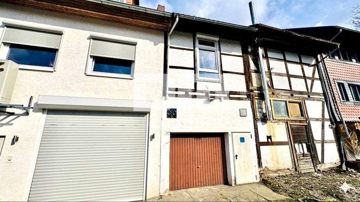 Rückansicht / Zufahrt Garage