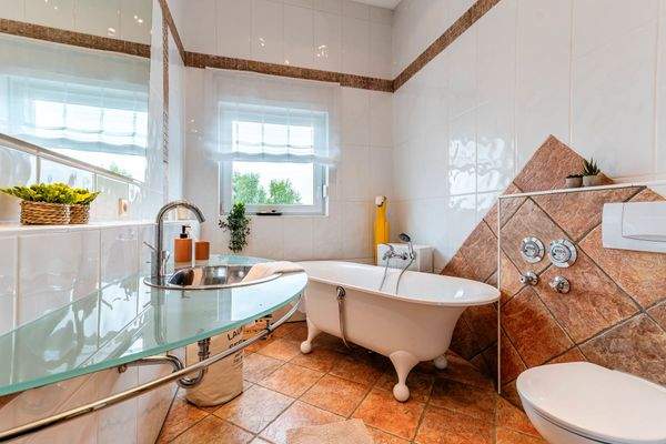 Tageslichtbad im italienischen Landhausstil