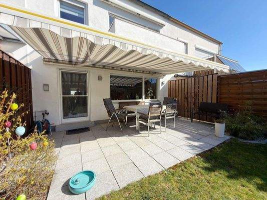 Blick auf die Terrasse mit geöffneter Markise