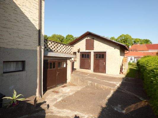 Zufahrt, Garage und Nebengebäude