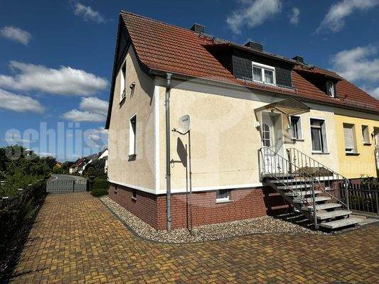 Objektansicht Gartenseite / Zufahrt