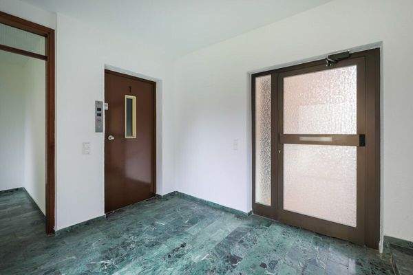 Treppenhaus mit Aufzug