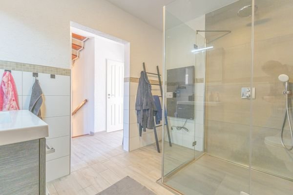 Badezimmer mit ebenerdiger Dusche im OG