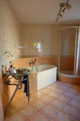 14 Fensterbad mit Wanne und Dusche.JPG