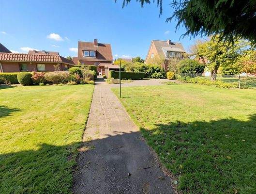 Grundstück hinten Richtung Haus