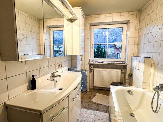 Bad mit Wanne und Dusche