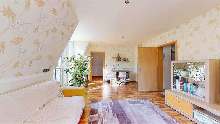 Dachgeschoss Wohnzimmer mit Balkon