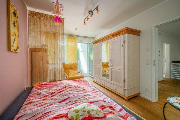 Schlafzimmer mit Balkonzugang