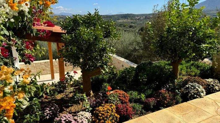 Kreta, Kournas: Malerisches Steinhaus mit bezauberndem See- und Meerblick zu verkaufen