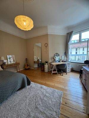 Schlafzimmer mit Arbeitsplatz