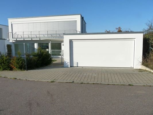 Haus und Garage Bild 1