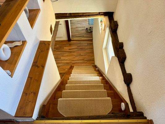 B12 Treppe Vorderhaus.jpg