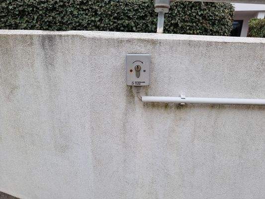 Zufahrt mit Schloss gesichert