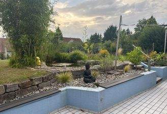 Ansicht von der Terrasse in den Garten/Teich