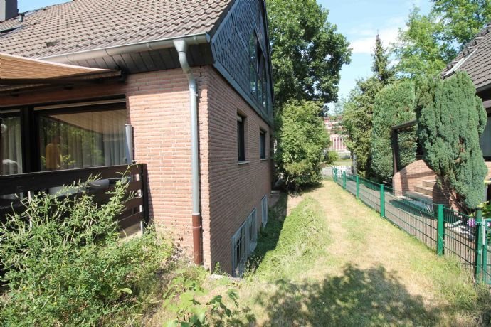 Köln: Modernes Einfamilienhaus mit Einliegerwohnung und 