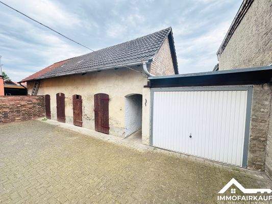 Garage und Durchgang zum Garten