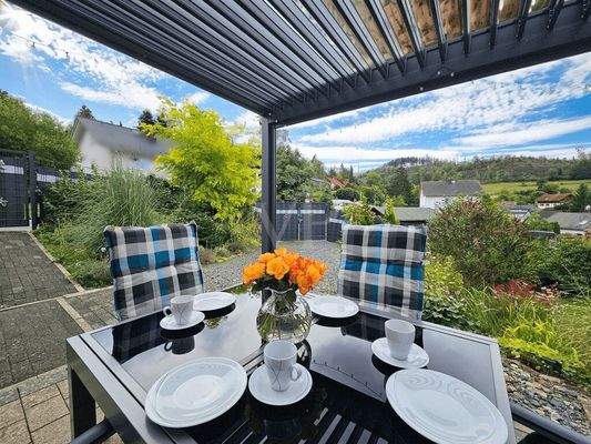 Große überdachte Terrasse