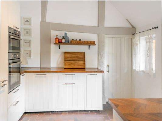 mit angrenzender Vorratskammer