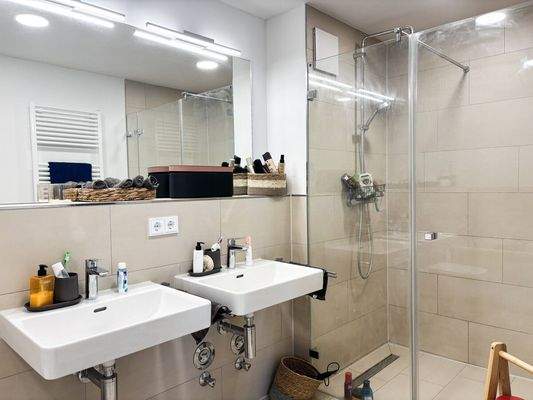 Badezimmer mit Dusche 