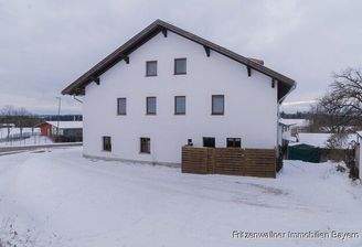 Hausansicht und Parkplätze