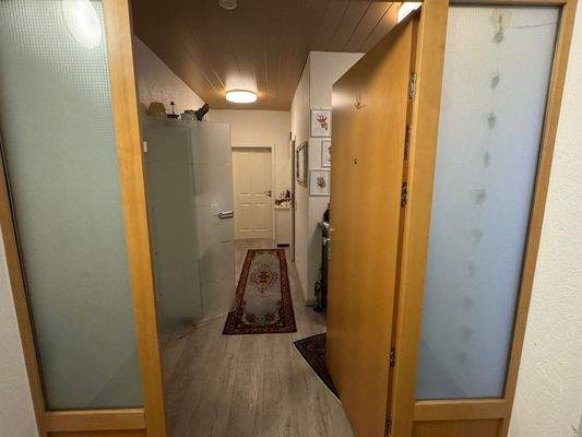 Eingangstür mit Blick zum Wohnbereich