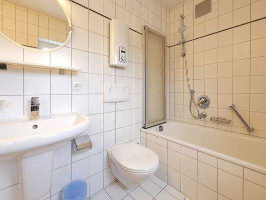 121 Tageslichtbad Badewanne (1 von 1).jpg