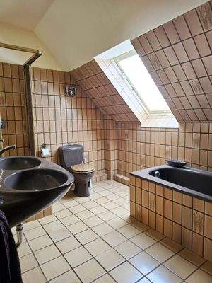 helles Badezimmer mit Dusche und Wanne