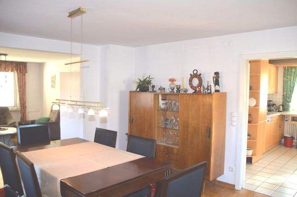 Wohn-/Esszimmer + Küchenblick