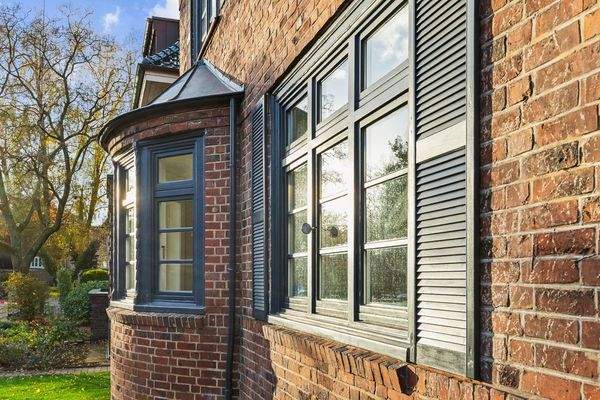 frisch lackierte Fenster und Fensterläden