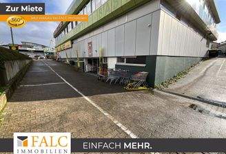 Außenbereich mit Parkplätzen