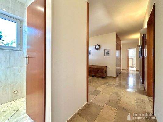 Blick in den Wohnungsflur und Gäste-WC aus Sicht der Küche