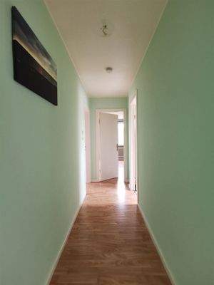 Flur mit Blick zur Wohnungstür