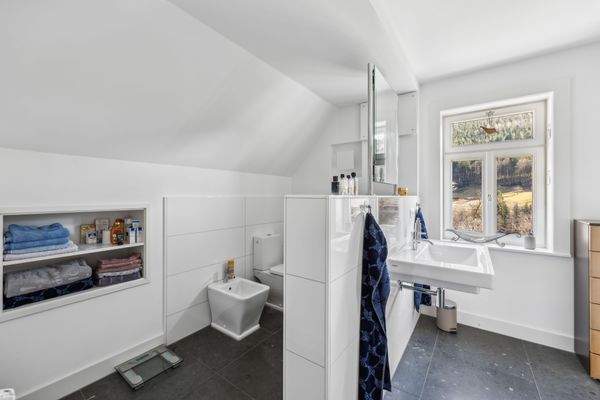 Helles Badezimmer mit Bidet