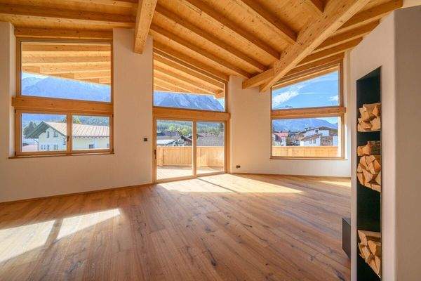 Lichtdurchflutet durch große Panoramafenster