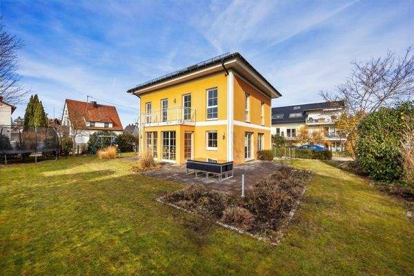 Blick auf die sonnige Südseite & den Garten