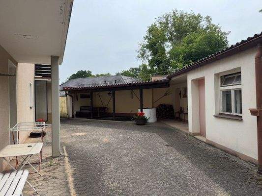 Hof mit gemütlichem Freisitz.jpg