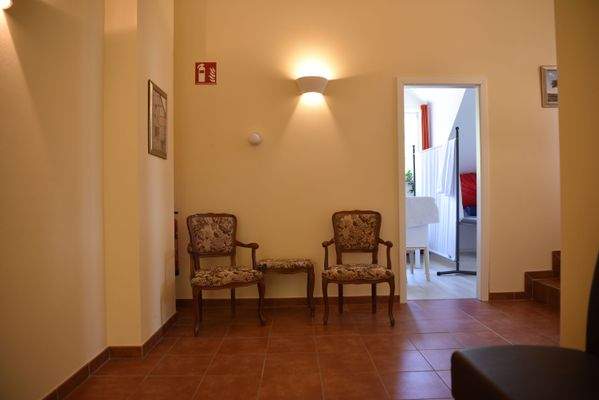 Wartesessel vor "Praxis"