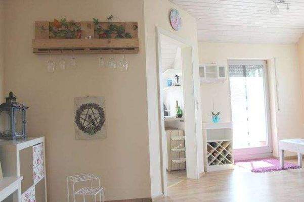 ... geht es gleich ins Wohnzimmer ...