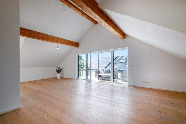 großes Wohn-/Esszimmer mit offener Küche (DG)