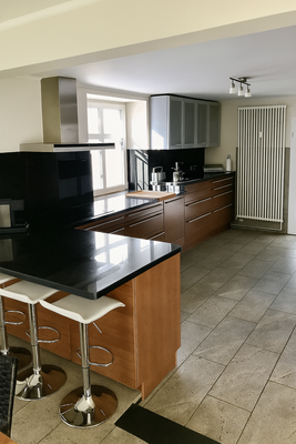 Moderne Küche mit Holz und Edelstahl