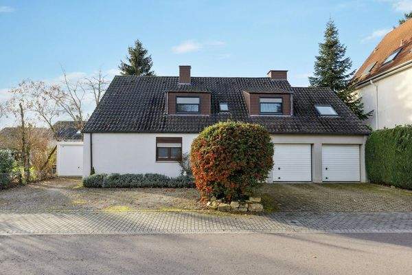 Straßenansicht -Garage links und Abstellplatz 