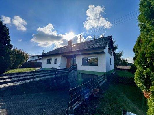 Ansicht Nordost mit Gargageneinfahrt