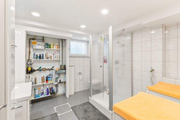 Badezimmer/Waschküche UG