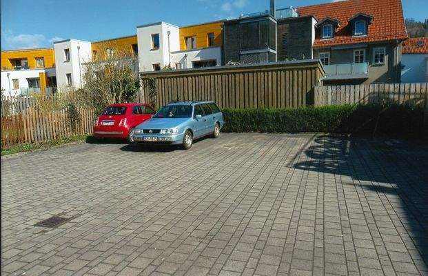 Parkplatz hintern Haus